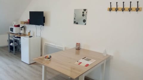 Basic Suite, 2 Double Beds | Cribs/infant beds, free WiFi, bed sheets