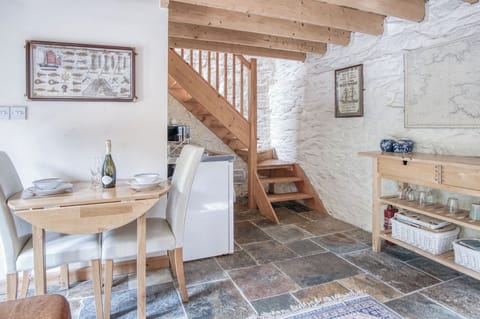 32-inch flat-screen TV with cable channels, TV