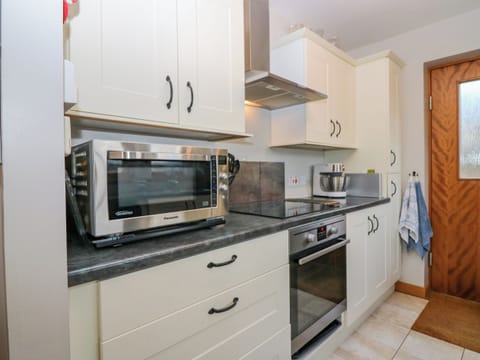 Fridge, dishwasher, cookware/dishes/utensils