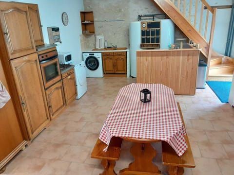 Basic Room | Private kitchen | Mini-fridge, microwave, oven, coffee/tea maker