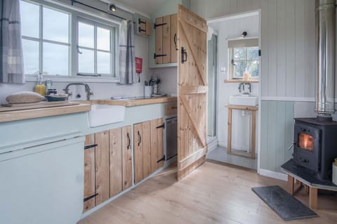 Haven View - 1 Bed Shepherds Hut - St Ishmael's (21917)