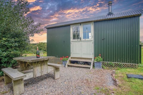 Haven View - 1 Bed Shepherds Hut - St Ishmael's (21921)