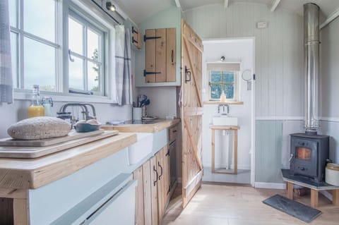 Haven View - 1 Bed Shepherds Hut - St Ishmael's (21915)