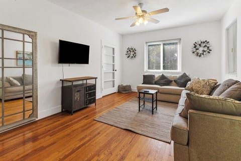 Living room with comfortable sofas and smart TV to log in your subscriptions of Netflix, Hulu and more.