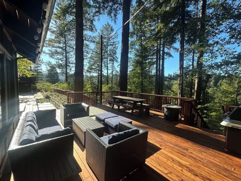 Outdoor lounge is available from May-Oct and stored away in wet season.