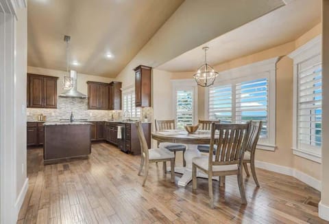 Circle around with your family and pals in the dining area.