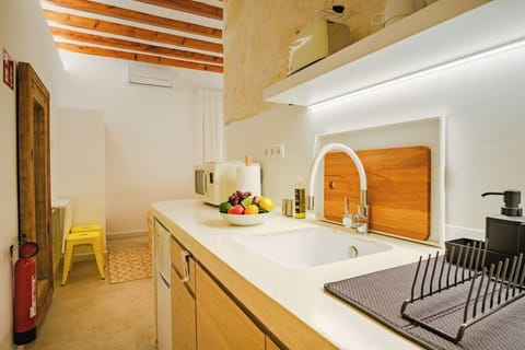 Suite Isleta | Private kitchen | Espresso maker, coffee/tea maker, electric kettle