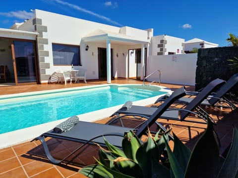 Casa Lagarto - private heated pool surrounded by sunloungers