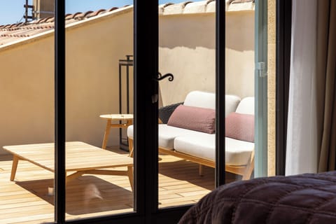 Luxury Suite | 1 bedroom, minibar, in-room safe, desk