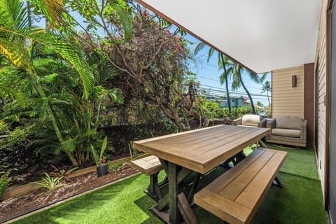 Lanai with seating area