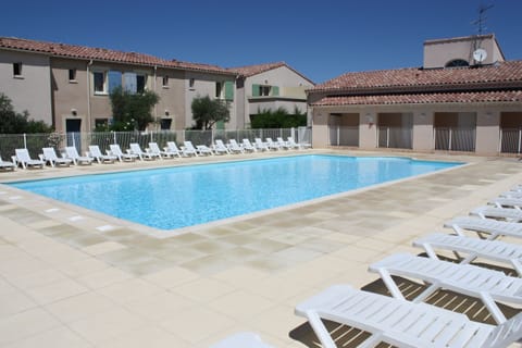 MOURIES holiday rental, mouries gîte with pool for rent with all comfort for 4 people. Online reservation with Plaisirs & Maisons de Provence terrace