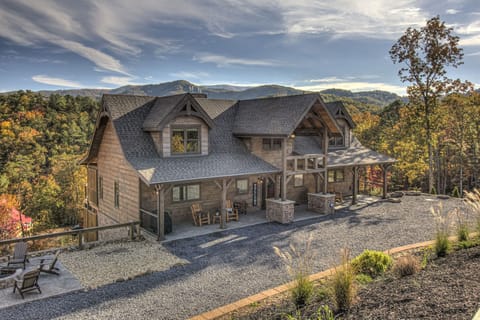Luxury 5BR Smoky Mountain cabin with panoramic mountain views