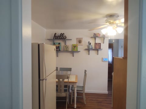 Kitchen Breakfast Nook & Dining Table 