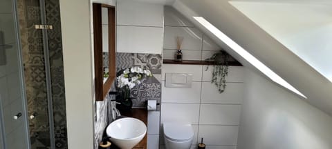 Family Apartment | Bathroom | Shower, rainfall showerhead, towels