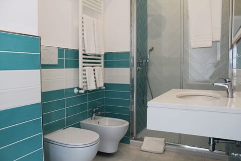 Classic Room | Bathroom | Shower, free toiletries, hair dryer, bidet
