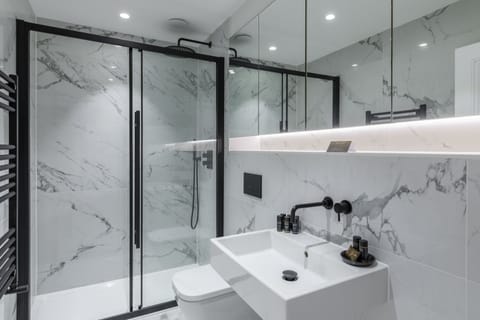 Panoramic Apartment | Bathroom | Shower, rainfall showerhead, free toiletries, hair dryer