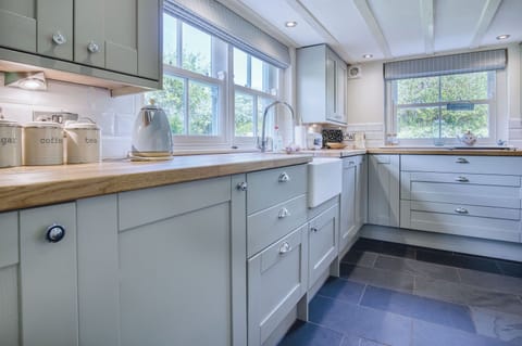 Luxury Cottage | Private kitchen | Fridge, microwave, oven, stovetop