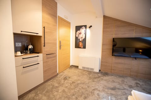 Standard Room | 1 bedroom, hypo-allergenic bedding, pillowtop beds, in-room safe