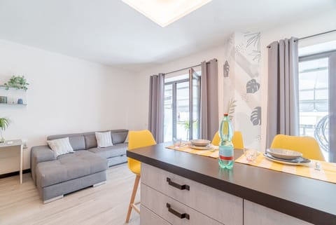 Modern and comfortable apartment ideal for 2 guests located in a residential area of Chiavari, a few steps from the historic center and the beach. The accommodation is equipped with every comfort: equipped terrace, kitchen, washing machine, air condition Apartment in Chiavari