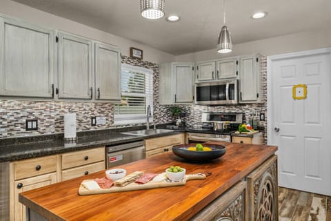 Discover the perfect blend of culinary inspiration & relaxed entertainment in our newly renovated kitchen. Equipped with a spacious island, it's the ideal spot to bring your cooking aspirations to fruition while enjoying cozy chats and TV catch-ups.