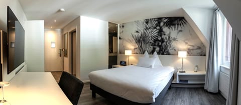 Premium bedding, free minibar items, in-room safe, desk