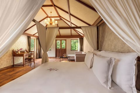 LUXURY TIGERS COTTAGE WITH OUTDOOR JACUZZI | Minibar, desk, blackout drapes, WiFi (free)