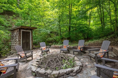Behind the Heist - additional firepit and private seating!