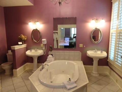 Luxury Suite, 1 King Bed, Fireplace | Jetted tub