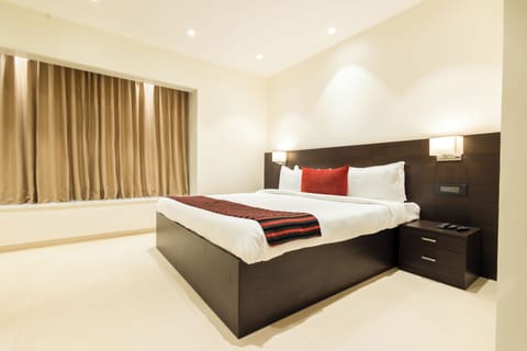Superior Room | Desk, laptop workspace, soundproofing, iron/ironing board