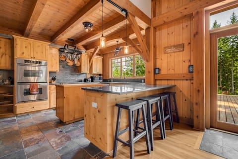 House, 3 Bedrooms | Private kitchen | Fridge, oven, coffee/tea maker, toaster