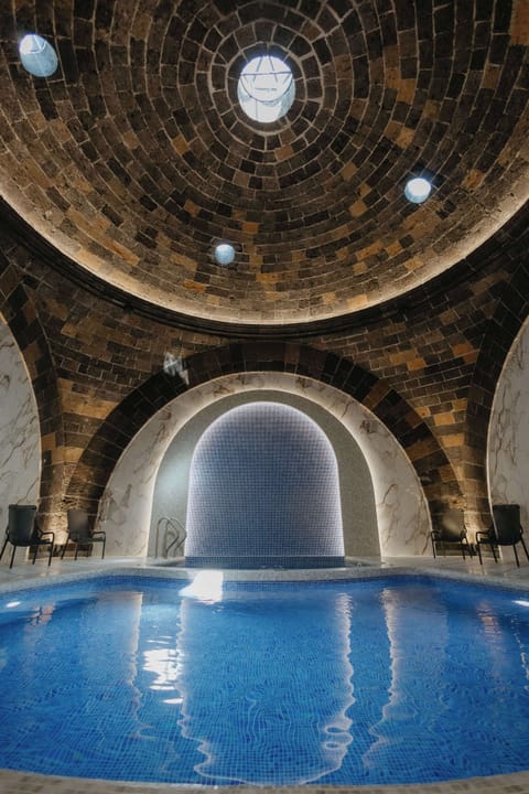 2 indoor pools