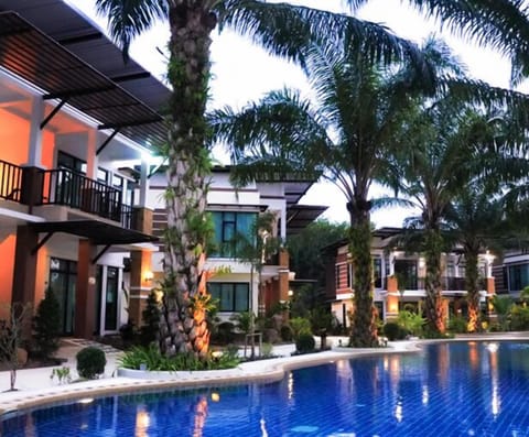 2 outdoor pools