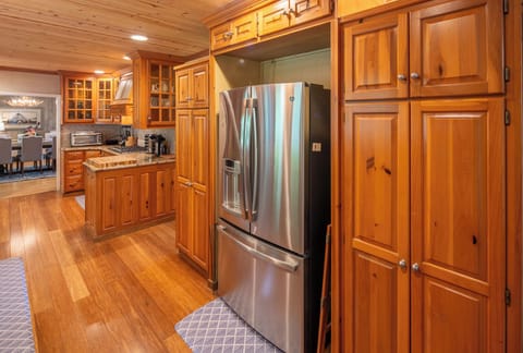 Chef's Kitchen. Spice Rack. Double Air Fryer. Large Toaster Oven.