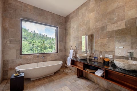 Rice Terrace Suite | Bathroom | Separate tub and shower, free toiletries, hair dryer, bathrobes