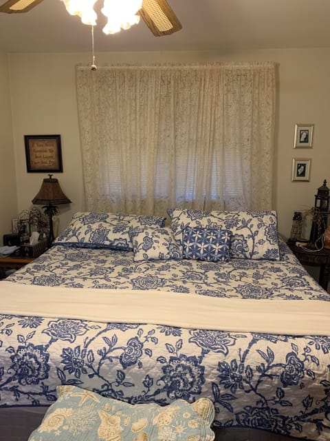 Comfortable kind size bed in the masterbedroom.
