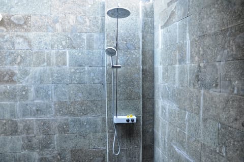 Deluxe Bungalow, Garden View | Bathroom | Towels, soap, toilet paper