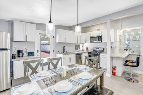Enhanced Dining: Chic Ambiance, Open Kitchen, Fully Stocked