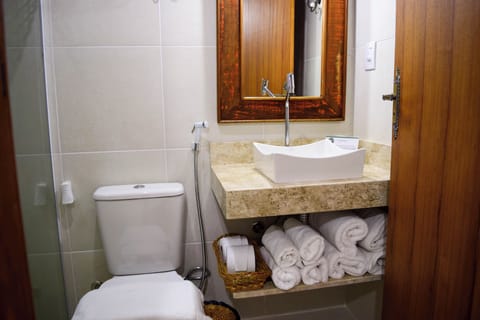 Suite Quadrupla | Bathroom | Shower, hair dryer, towels, soap