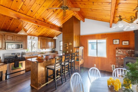 Breakfast bar at the kitchen.