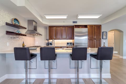 Start your day with a sun-drenched coffee or enjoy a quick snack at this convenient breakfast bar.