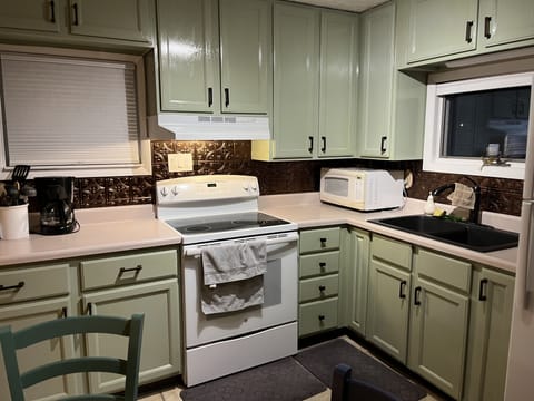 Compact functional kitchen. No dishwasher but ice maker in freezer!🎉🎉