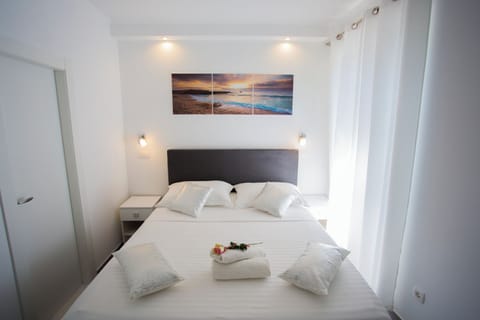 Deluxe Double Room | In-room safe, desk, laptop workspace, blackout drapes