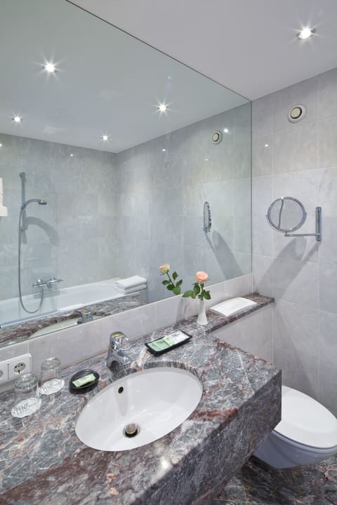 Combined shower/tub, hair dryer, towels