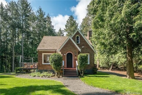 Enjoy Pearlie Lane Cottage with its comfort and great proximity to the historic Roche Harbor Resort.

** This home has an outdoor facing security camera.