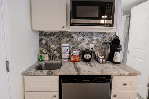 Studio, 1 Queen Bed  | Private kitchenette | Coffee/tea maker, toaster, cleaning supplies, paper towels