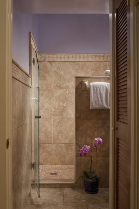 08 The Tuckaway - Adults Only | Bathroom | Shower, free toiletries, hair dryer, towels