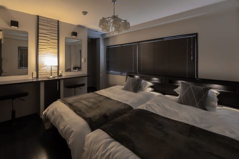 Deluxe House | Individually decorated, individually furnished, desk, blackout drapes