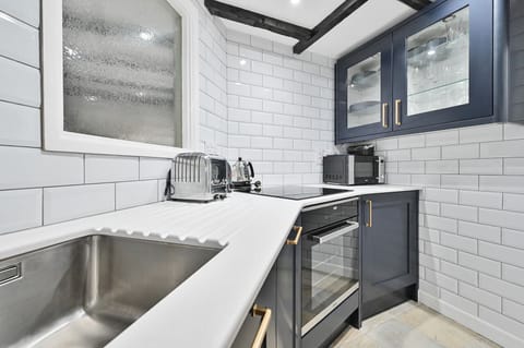 Fully equipped kitchen.