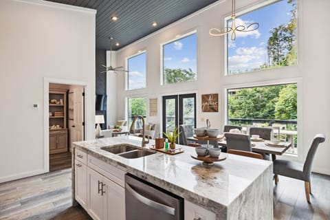 Cabin, 2 Bedrooms | Private kitchen | Coffee/tea maker, fridge, oven, toaster