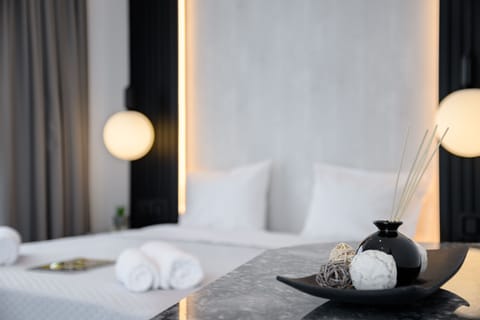 Egyptian cotton sheets, premium bedding, in-room safe, desk